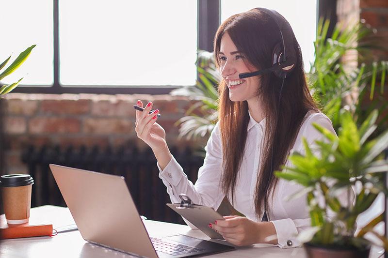 Atención profesional y personalizada para proyectos con Odoo Equipo de atención al cliente trabajando en un centro de soporte