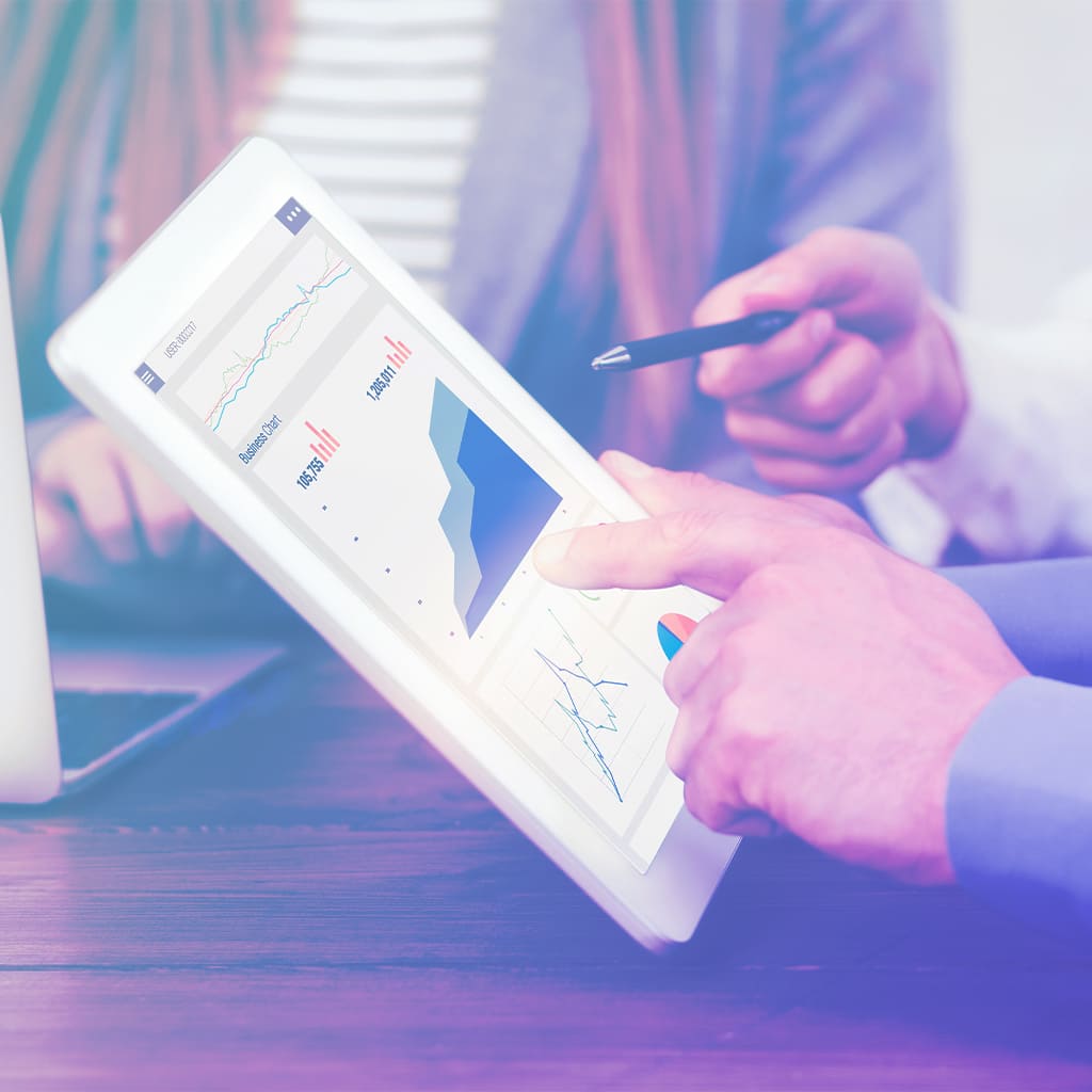 Especialista analizando métricas de posicionamiento web desde el panel SEO de Odoo