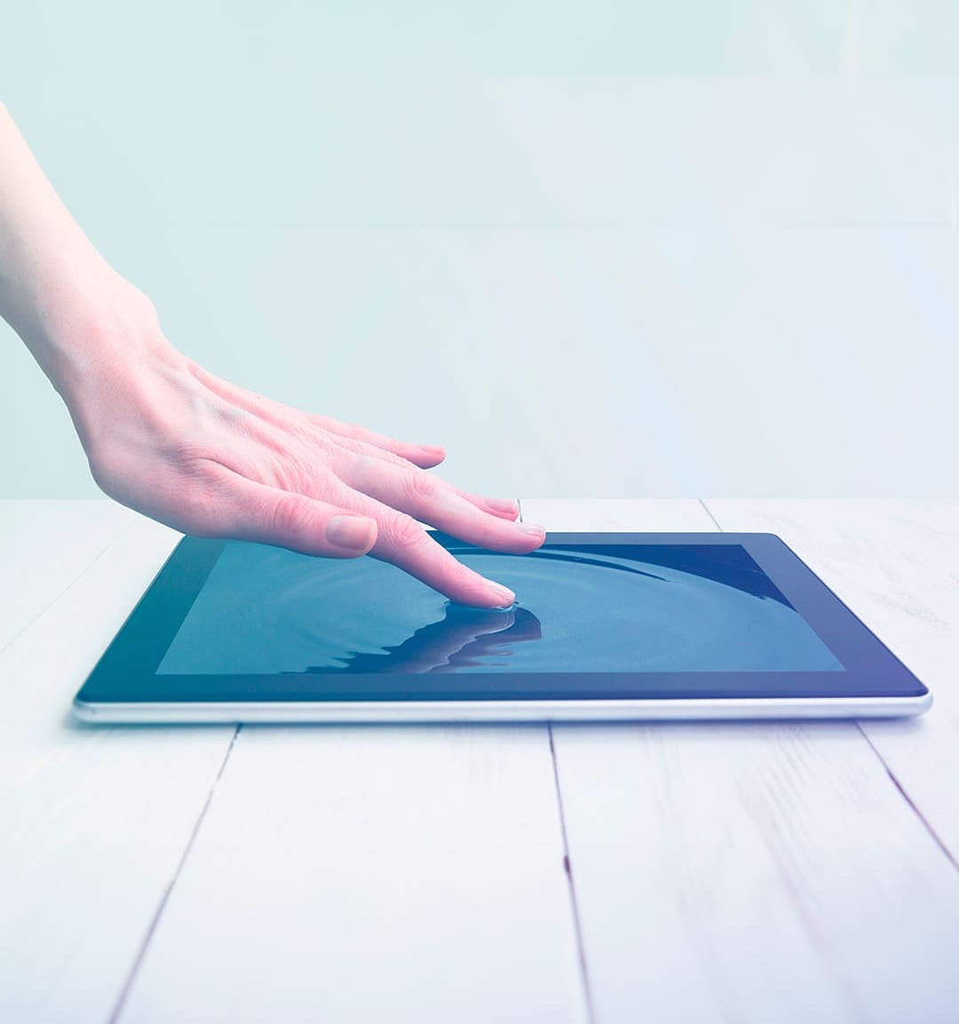 Impulsa tu negocio con servicios de marketing digital en Odoo Reunión de estrategia de marketing con equipo creativo usando herramientas de Odoo